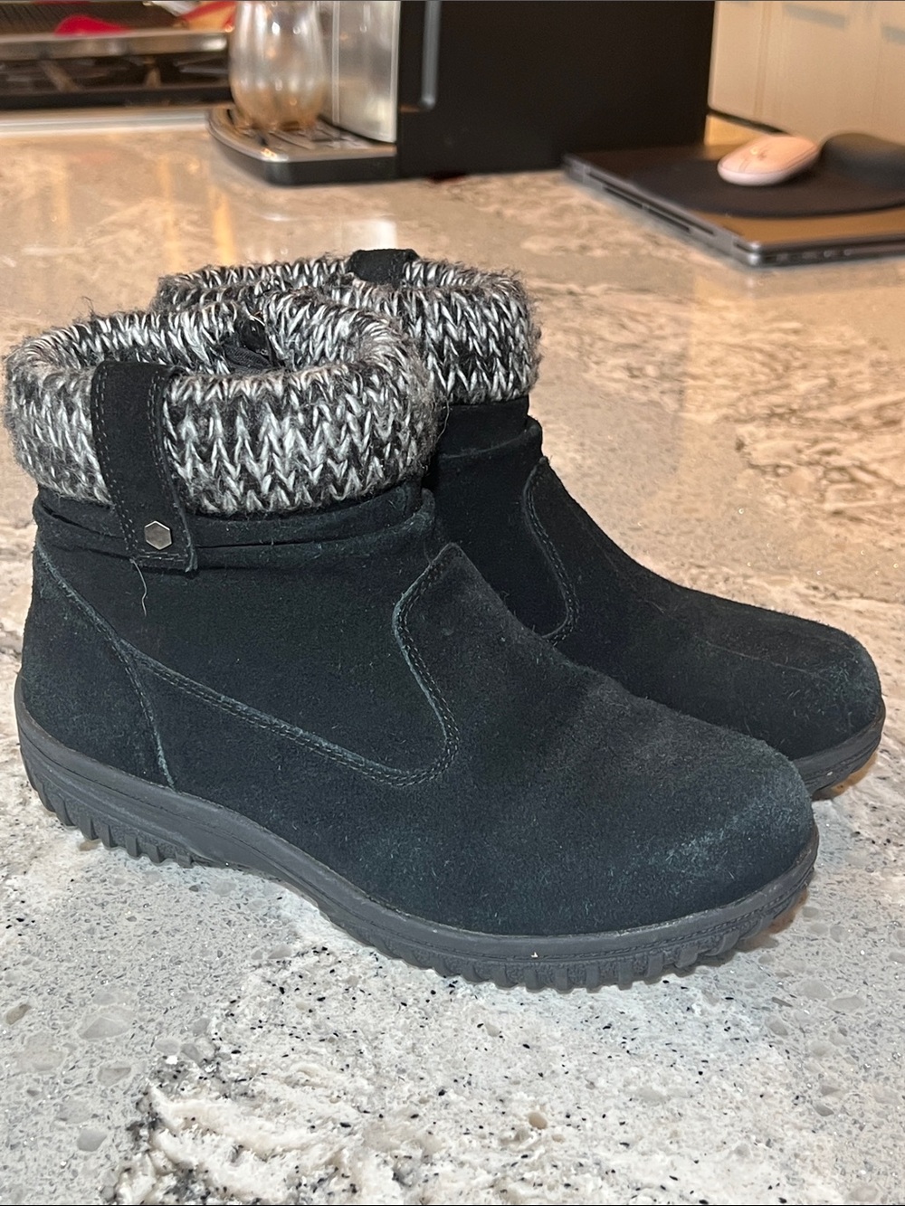 Khombu Laura Black Suede All-Weather Winter Ankle Boots Knit Cuff Size 7 EUC